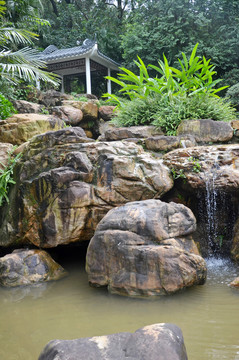 假山瀑布 庭院中的自然縮影
